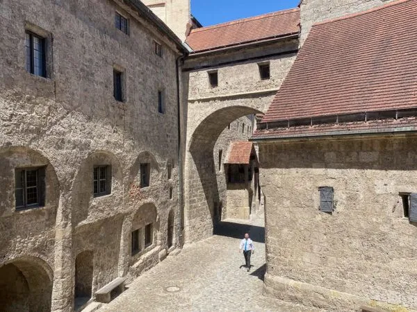 Innerer Burghof: Ein Blick auf die Architektur der weltlängsten Burg in Burghausen