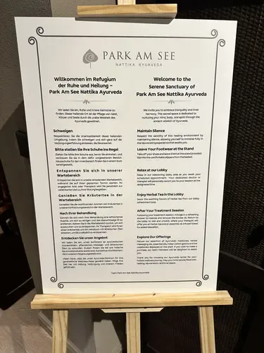 Inneres des Behandlungsraums mit typischer Shirodhara-Liege