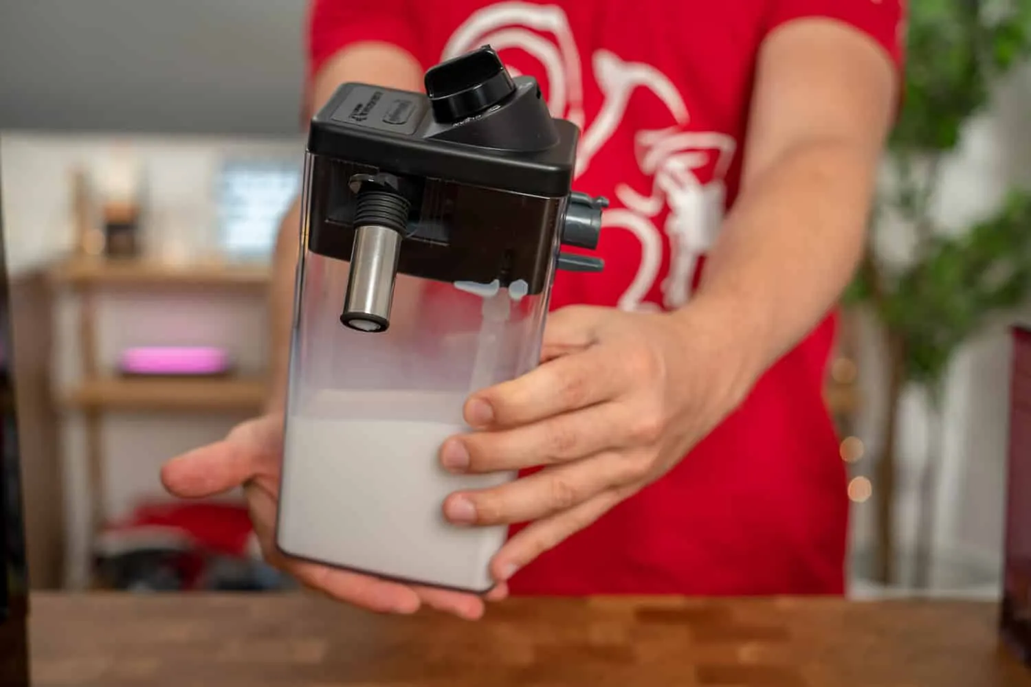 Integriertes LatteCrema System: Milchbehälter des DeLonghi ECAM 23.466.B für cremigen Milchschaum