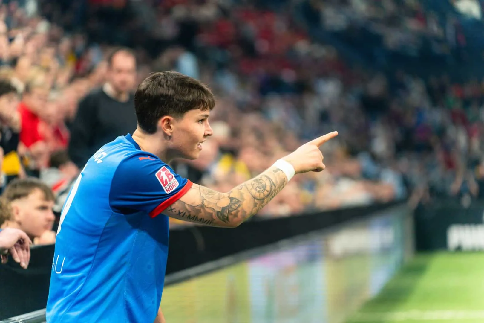 Intensive Zweikämpfe prägen die Partie zwischen Holstein Kiel U23 und VfB Lübeck