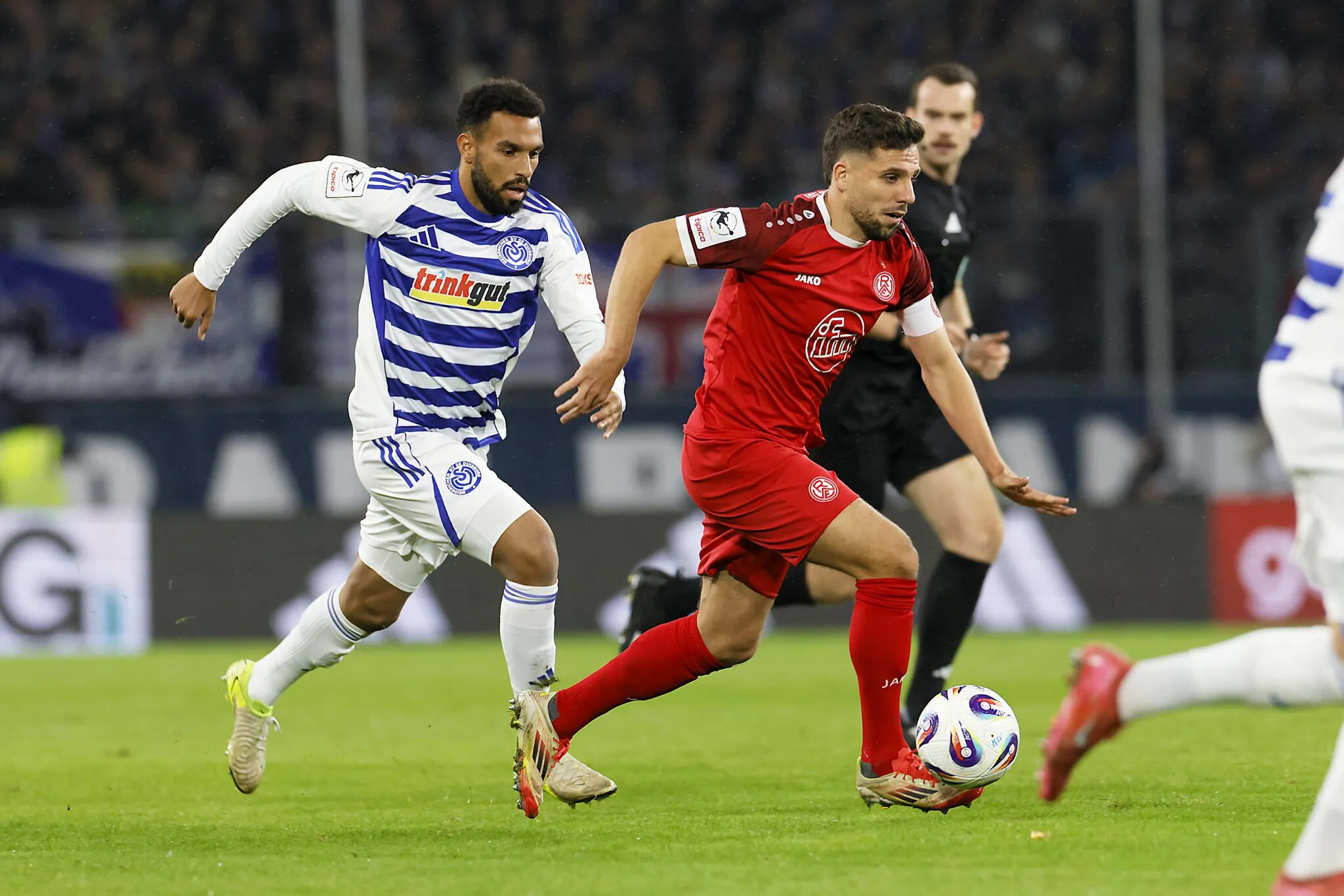 Intensives Derby zwischen MSV Duisburg und Rot-Weiss Essen, Spieler im Zweikampf.