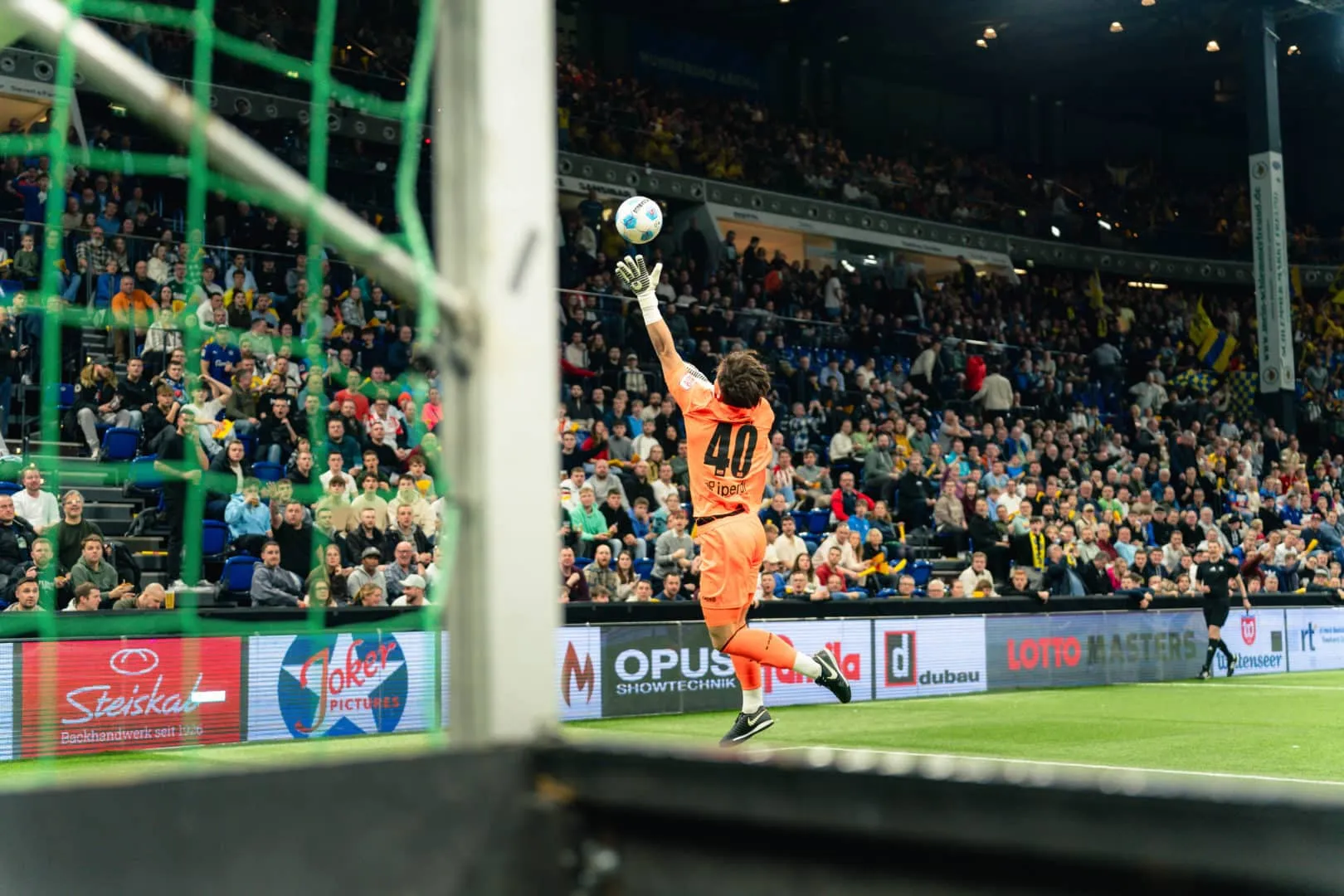 Intensives Duell um den Ball im Halbfinale zwischen VfB Lübeck und SV Todesfelde