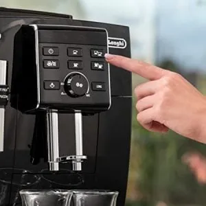 Intuitives Bedienfeld des DeLonghi ECAM 25.120 B Kaffeevollautomaten mit Direktwahltasten