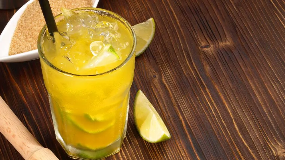 Ipanema alkoholfrei, frisch zubereitet mit Limette und Maracujasaft, serviert in einem Glas mit Crushed Ice
