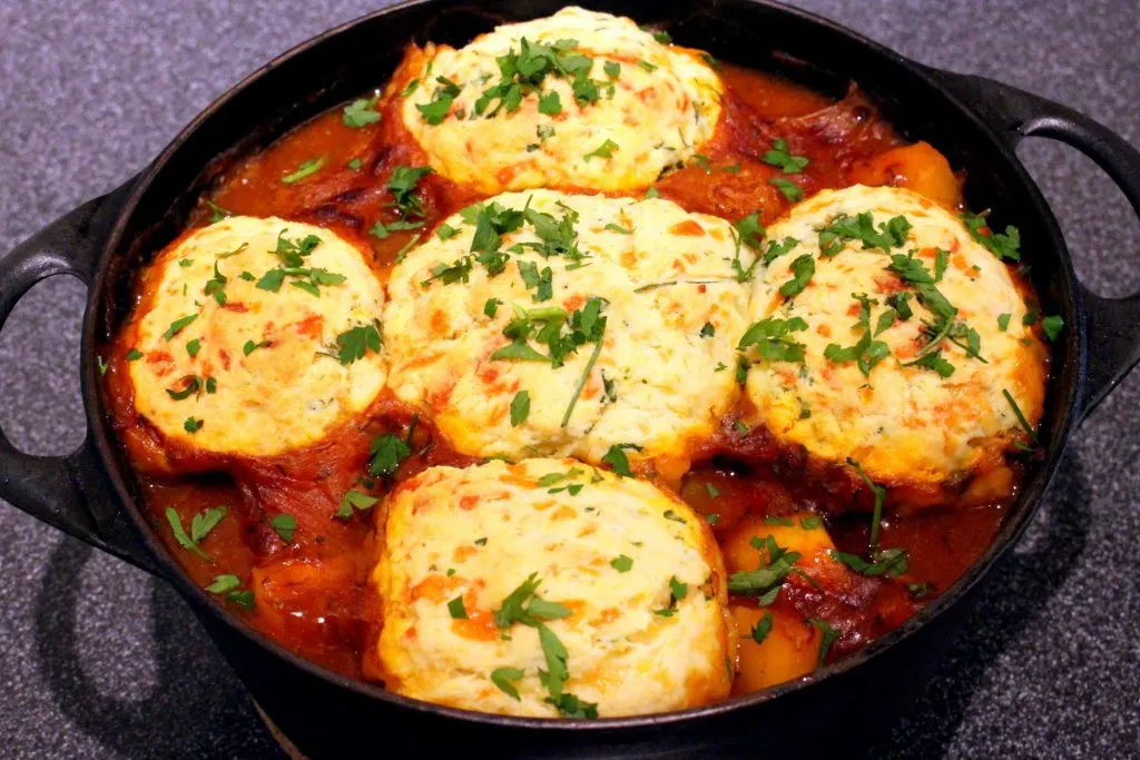 Irisches Gulasch mit Kräuterbrötchen als Topping
