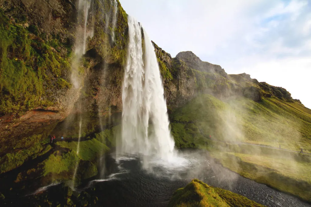 island-rundreise-highlights-sueden-seljalandsfoss-wasserfall-2