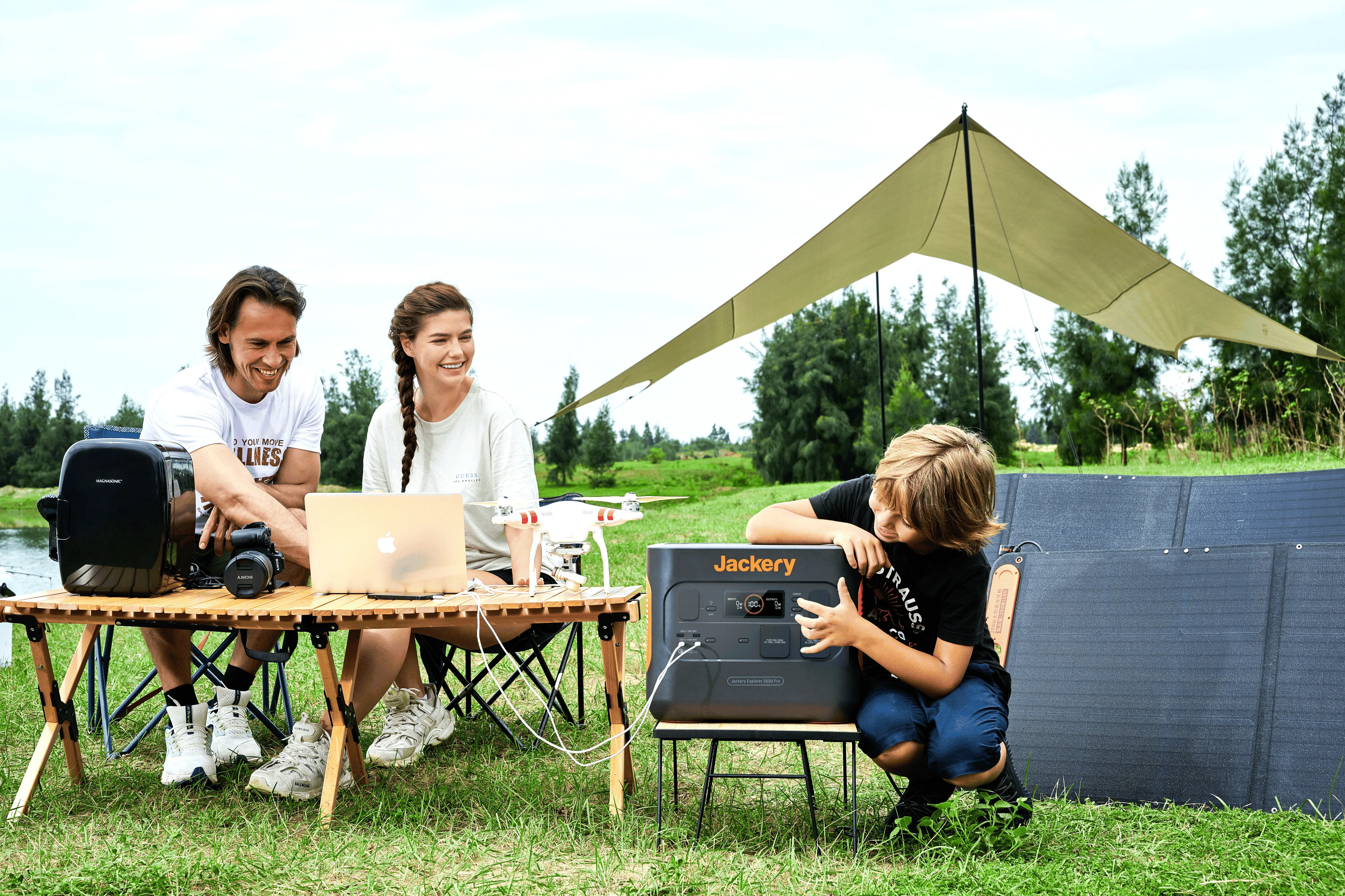 Jackery Solargenerator liefert Strom für Toaster und Frühstück im Freien