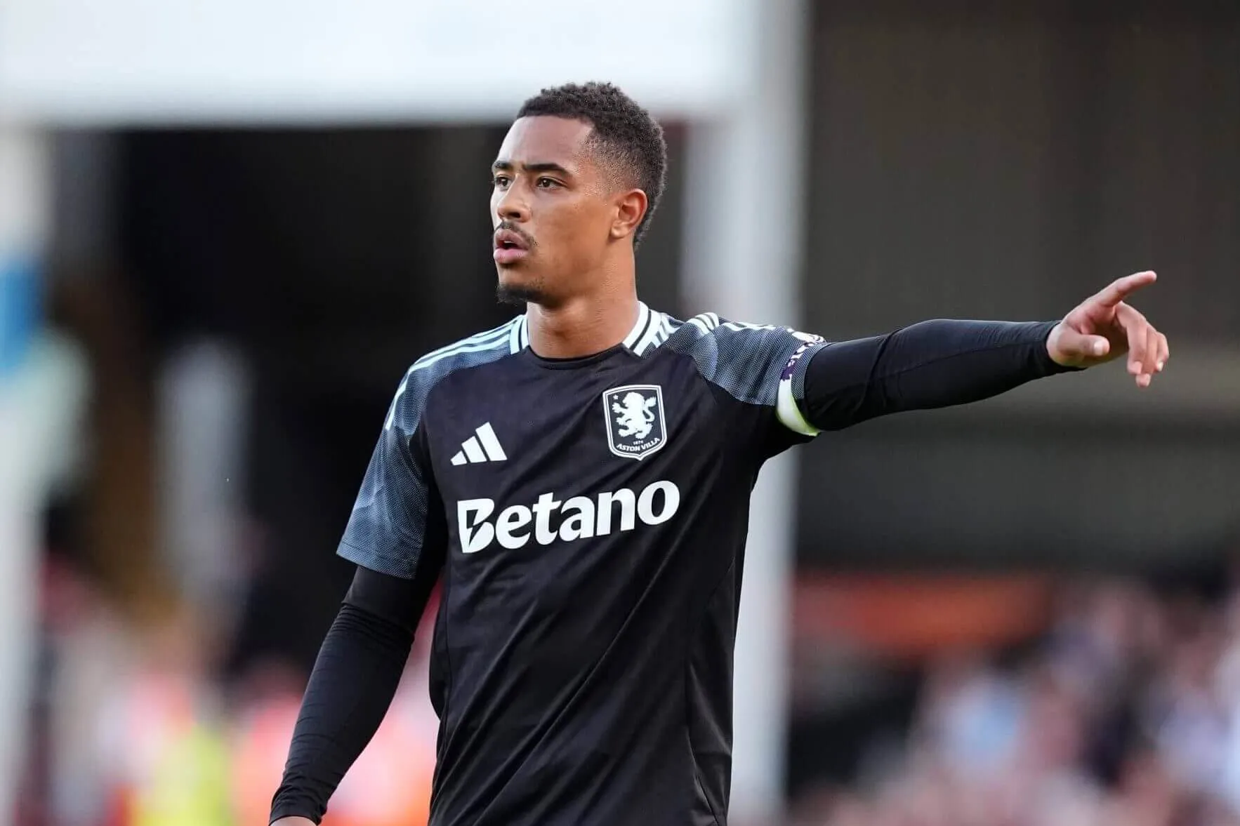 Jacob Ramsey im Aston Villa Trikot, mit einem frustrierten Gesichtsausdruck während eines Spiels.