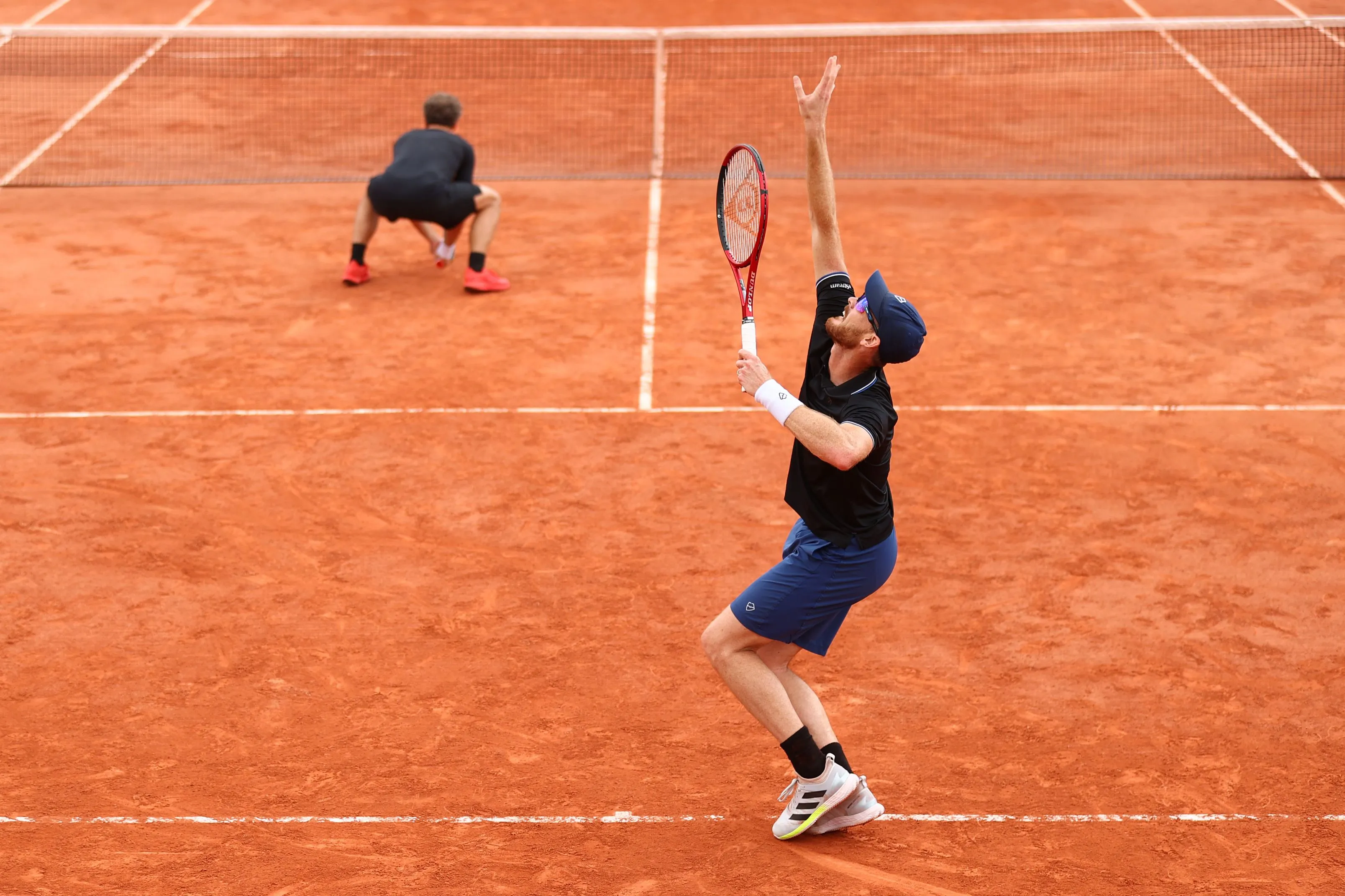 Jamie Murray beim Aufschlag während des ATP Monte Carlo Turniers 2022