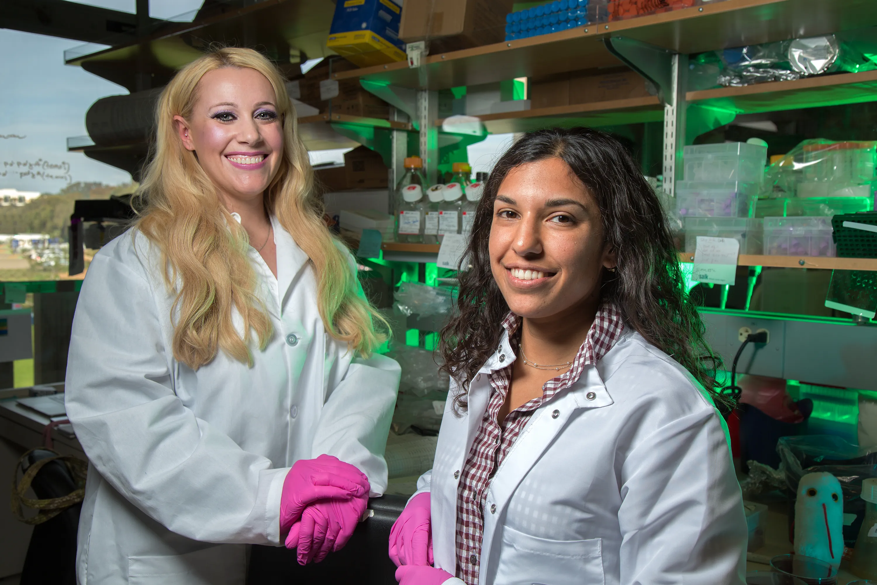 Janelle Ayres und Sheila Rao vom Salk Institute bei der Forschung