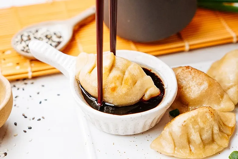 Japanische Gyoza, gefüllte Teigtaschen mit Faschiertem, gedämpft und leicht angebraten.