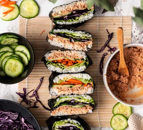 Japanisches Onigirazu Sushi Sandwich mit scharfem Thunfisch