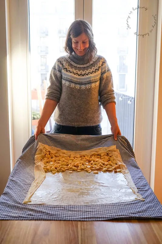 Jenny beim Strudel aufrollen