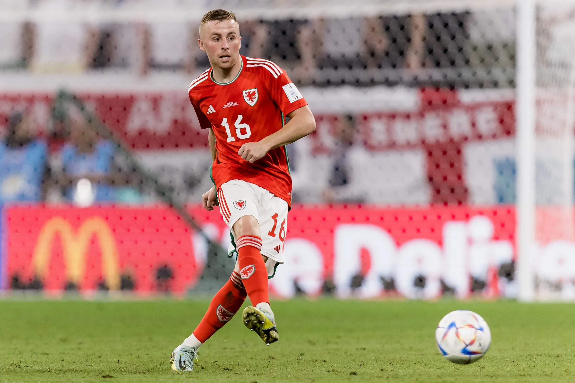 Joe Morrell bei einem Länderspiel für die Wales Nationalmannschaft der Männer
