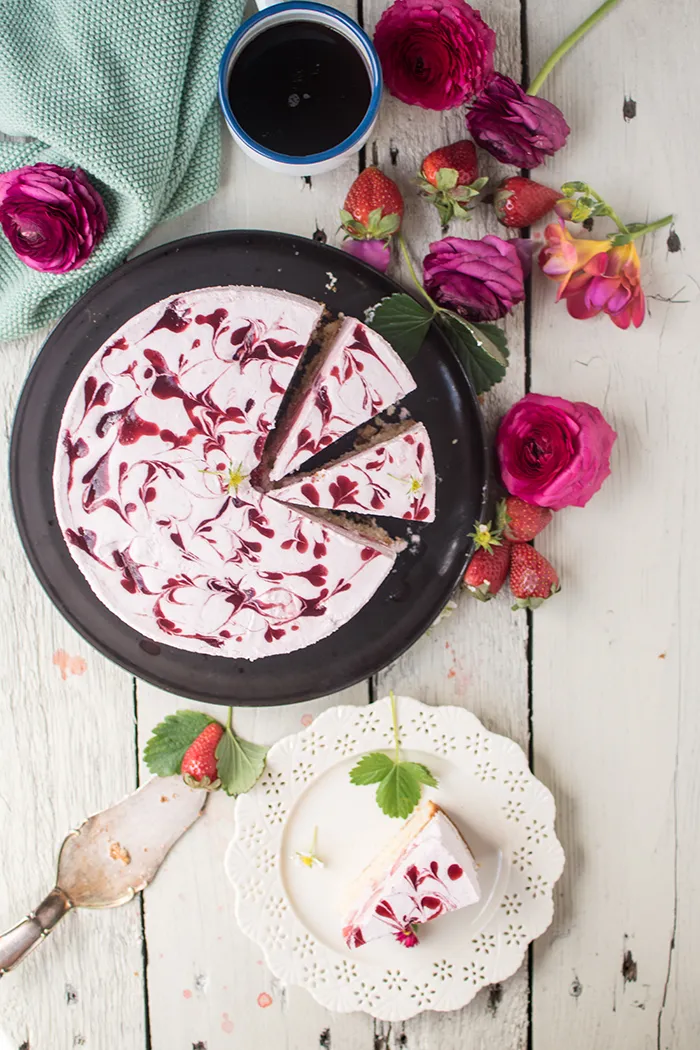 Joghurt-Erdbeer-Sahne-Torte, leicht schräg von oben