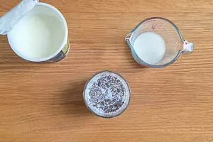 Joghurt und Milch zu den Chiasamen geben und verrühren