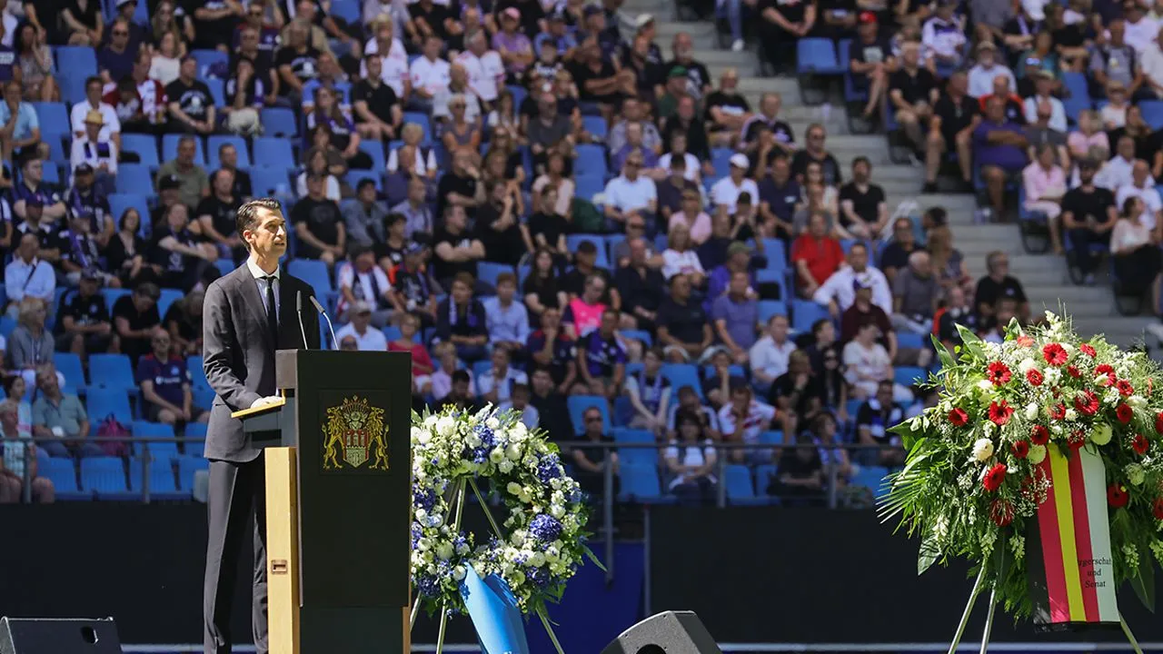 Jonas Boldt vom HSV-Vorstand hält eine Rede bei der Trauerfeier für Uwe Seeler