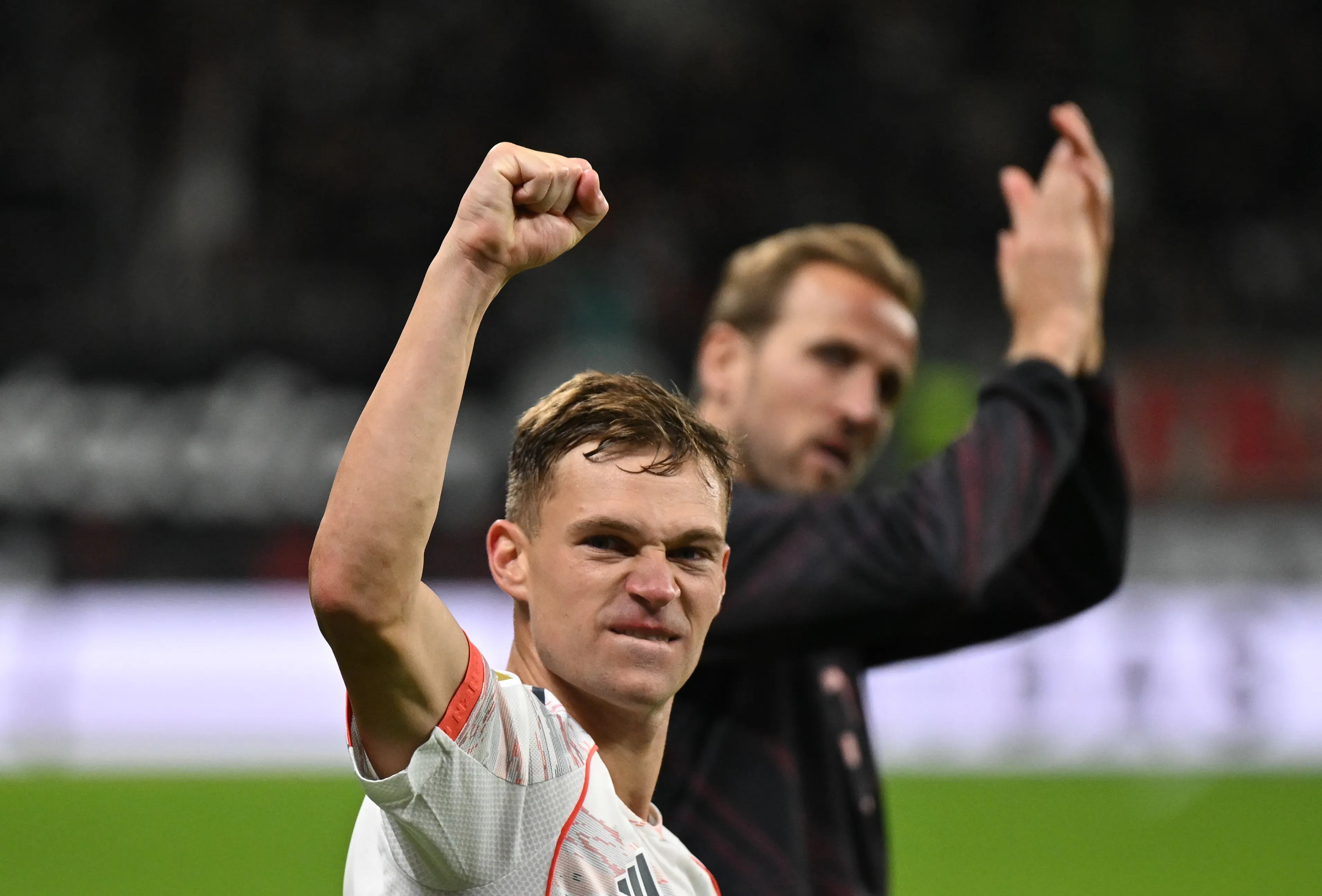 Joshua Kimmich und Harry Kane des FC Bayern München feiern nach dem Auswärtssieg gegen Eintracht Frankfurt