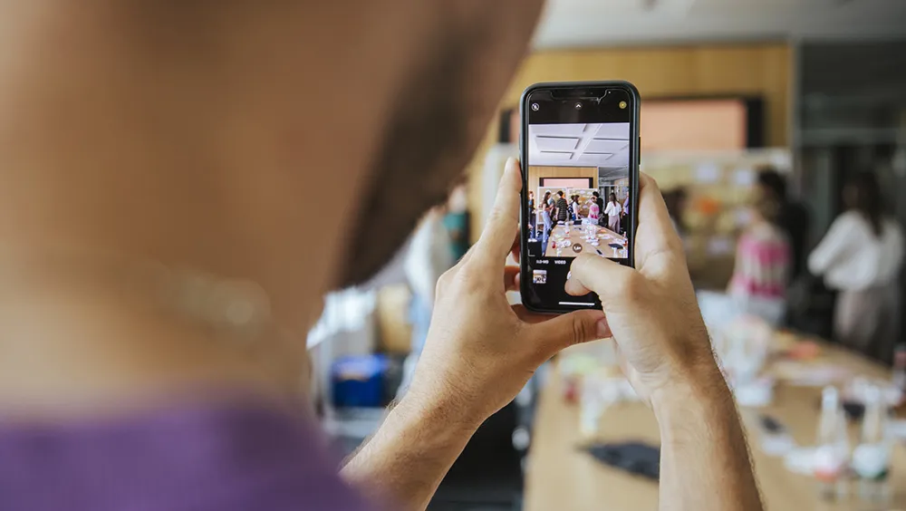 Jugendliche diskutieren Smartphone-Nutzung in Schulen