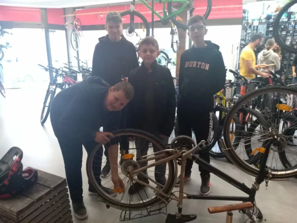 Jugendliche erhalten tiefere Einblicke in die Funktionsweise der Wirtschaft und des Geldes