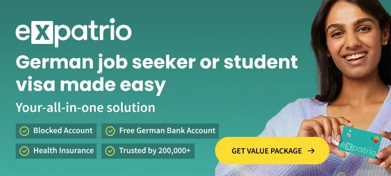 Junge Familie plant ihre finanzielle Zukunft