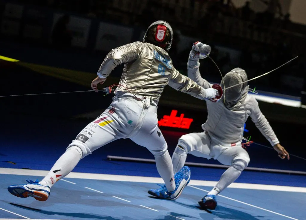 Junge Fechterin in Aktion beim Training