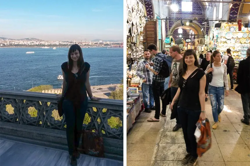 Junge Frau, die lachend durch eine malerische Gasse schlendert, symbolisiert Freude am Alleinreisen in Deutschland.