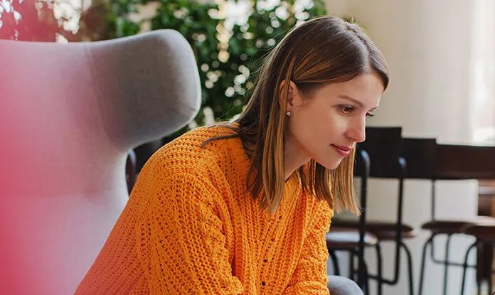 Junge Frau recherchiert online zur Berufsunfähigkeitsversicherung für Selbstständige bei Generali