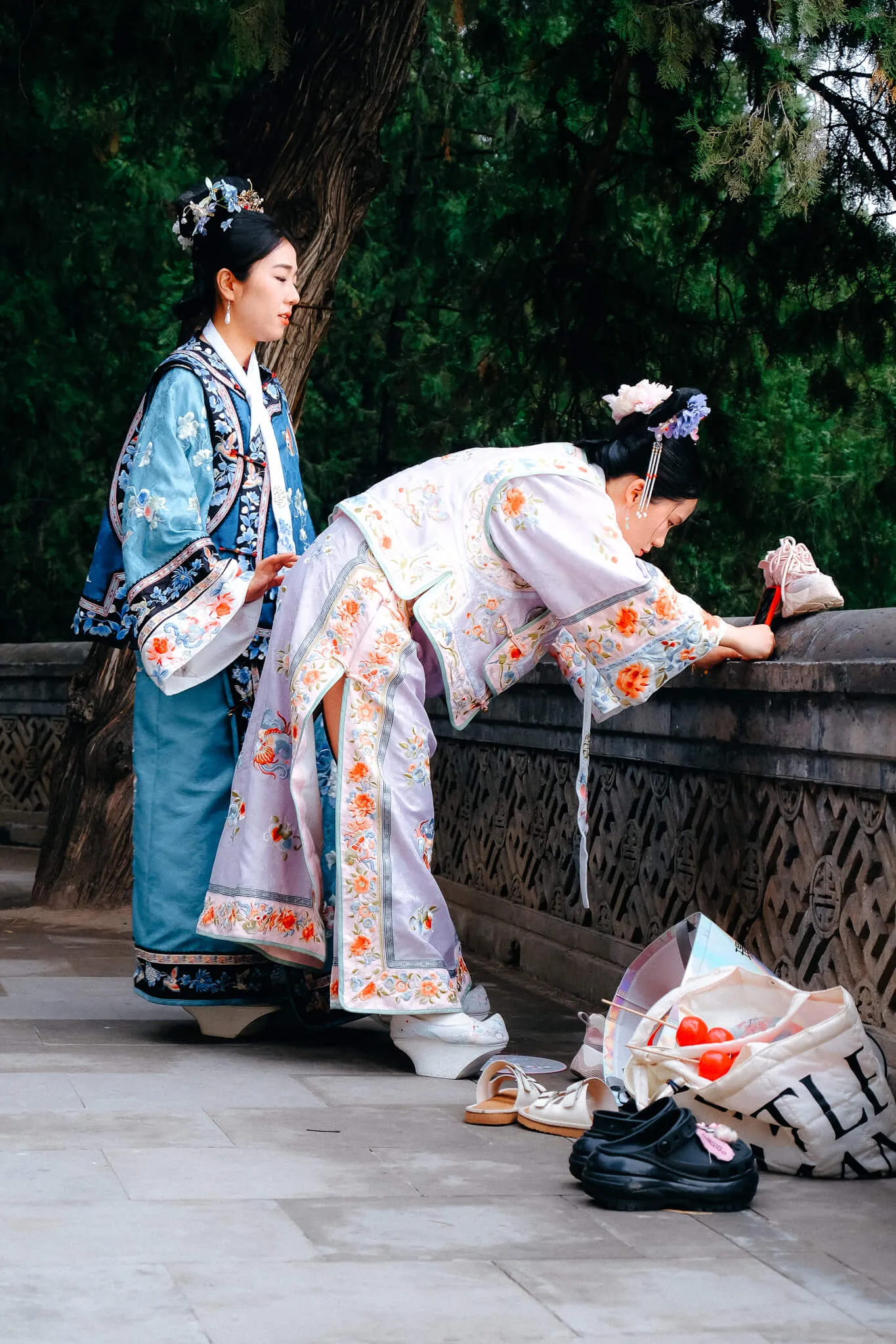 Junge Frauen in historischen Gewändern im Sommerpalast, China