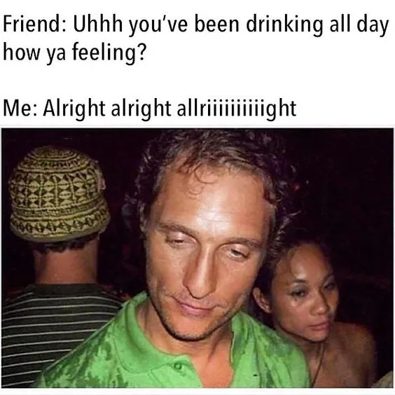 Junger Mann, der konzentriert eine Bierflasche betrachtet, bereit für eine &quot;Shotgun Trinken&quot;-Session