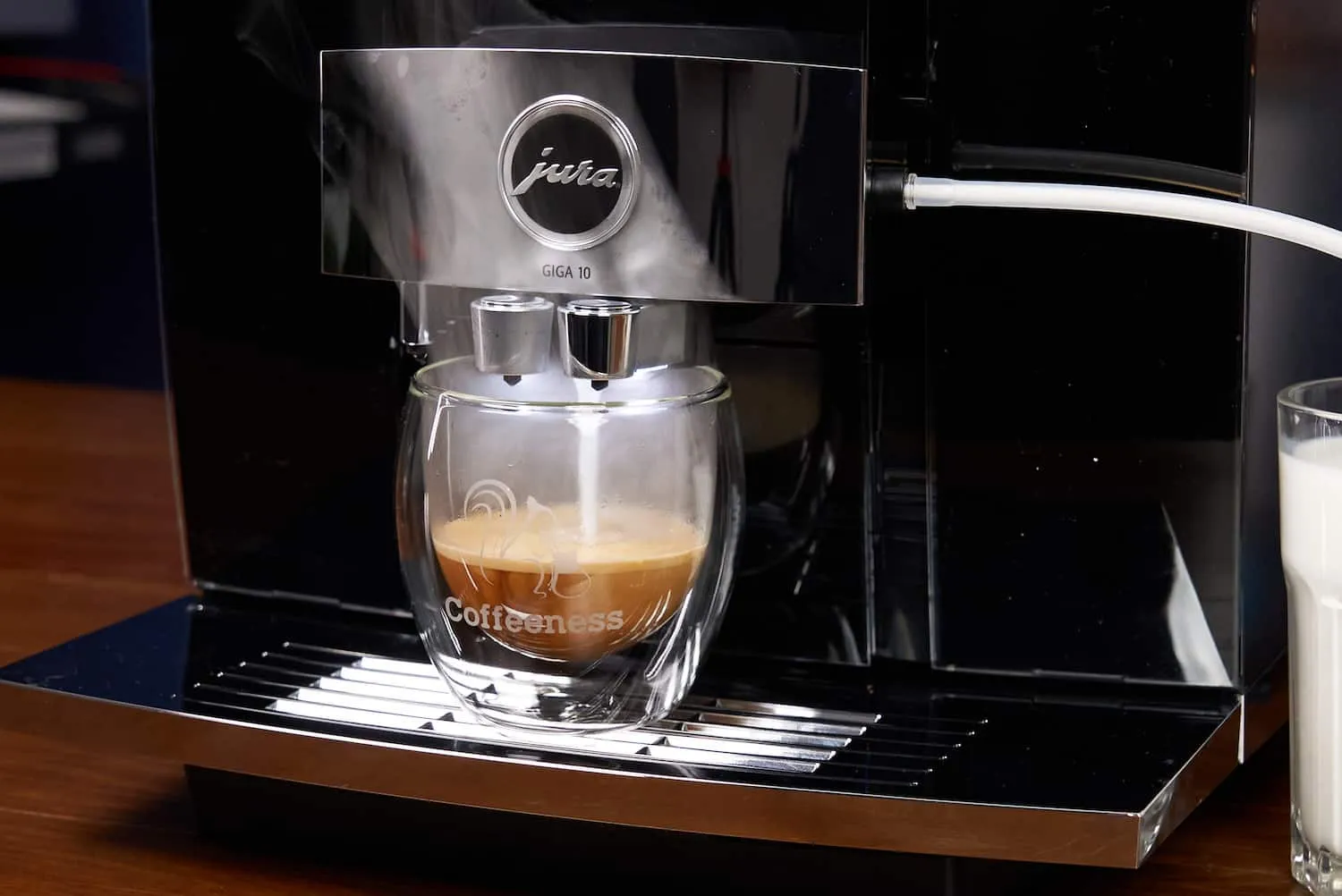 Jura GIGA 10 Kaffeevollautomat für perfekten Flat White