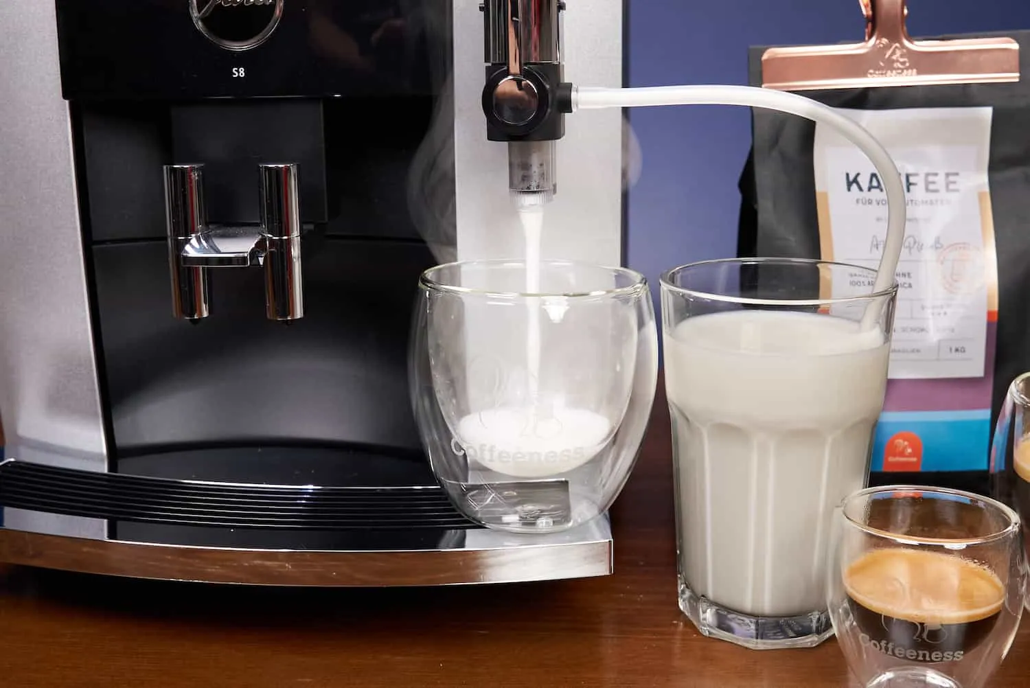 Jura S8 Kaffeevollautomat beim Bezug von heißer Milch, ideal für die externe Kakaozubereitung