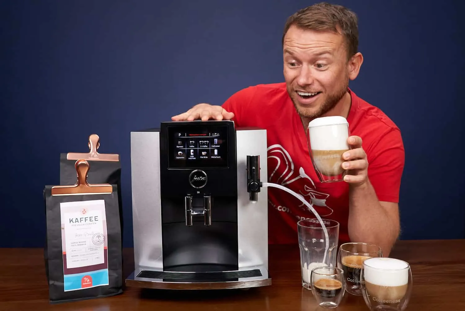 Jura S8 mit Milchschaum und Kaffee