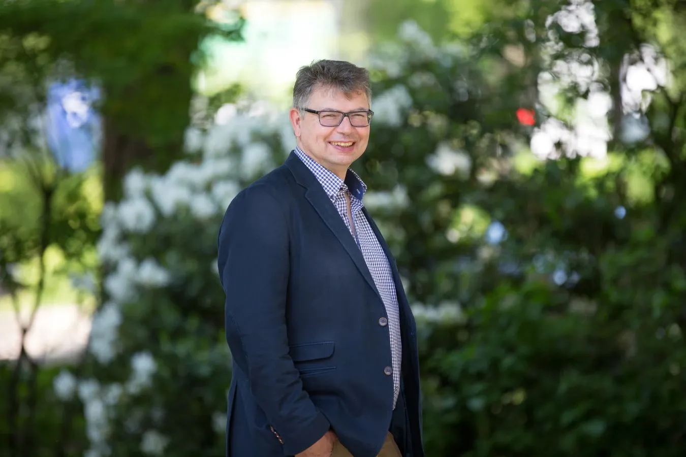 Jürgen Zimmerer lehrt Globalgeschichte mit Schwerpunkt Afrika an der Universität Hamburg und leitet die Forschungsstelle Hamburgs für (post-)koloniales Erbe.