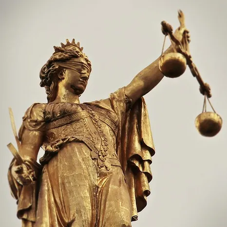 Justitia-Statue mit verbundenen Augen und Waage symbolisiert Recht und Gerechtigkeit im deutschen Sozialrecht