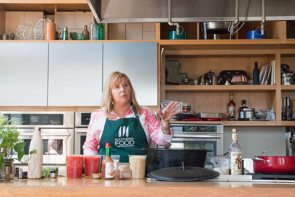 Jyl Benson demonstriert die Zubereitung kreolischer Gerichte während eines Demonstration Lunch im Southern Food &amp; Beverage Museum.