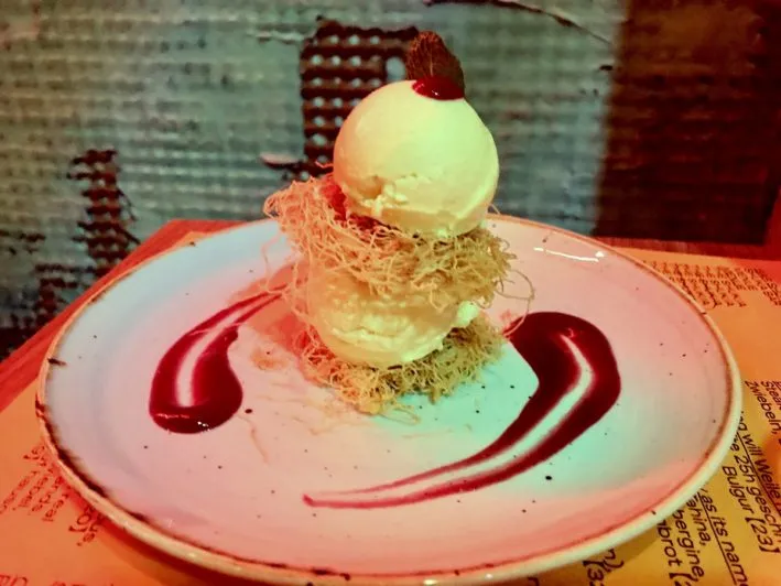 Kadaif-Dessert, eine kreative israelische Süßspeise, serviert im Bar Shuka in Frankfurt