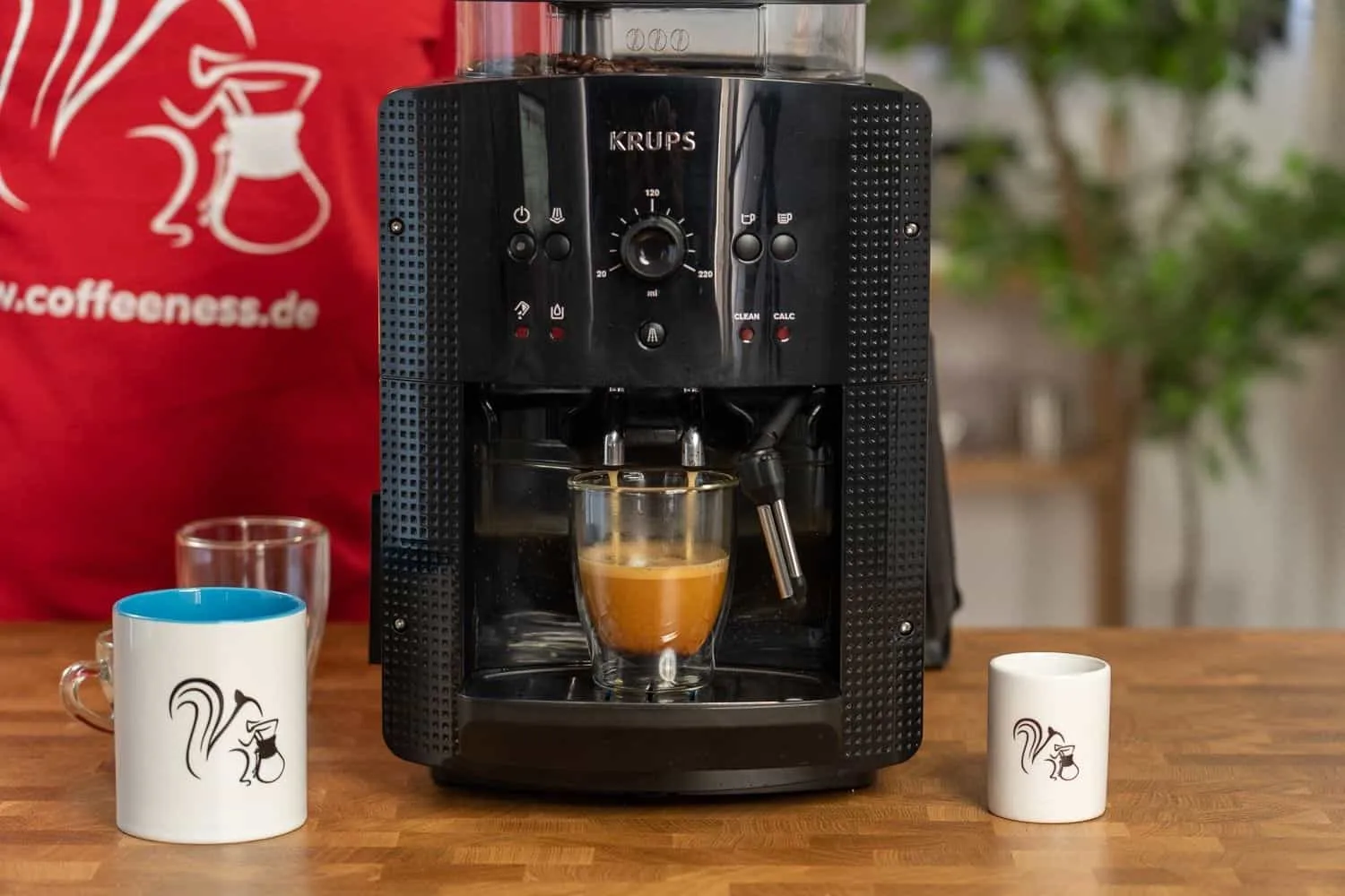 Kaffee fließt aus dem Auslauf des Krups Kaffeevollautomaten