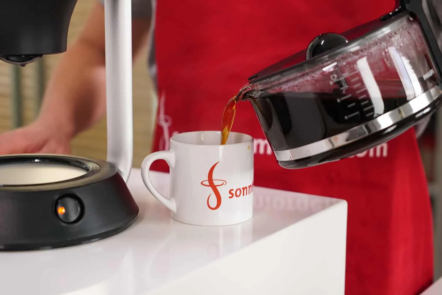 Kaffee wird aus der Philips Café Gourmet Kaffeemaschine ausgeschenkt, Diskussion der Temperatur