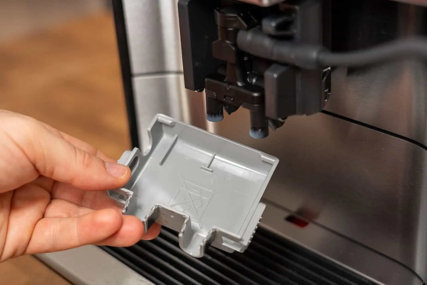 Kaffeeauslauf und dessen Abdeckung der Siemens EQ.6 plus Kaffeevollautomat