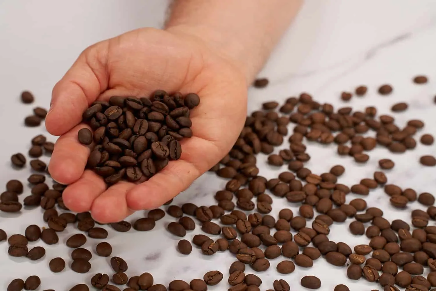 Kaffeebohnen in der Hand