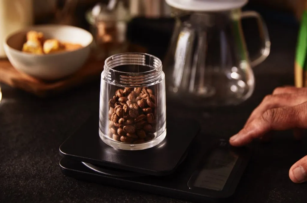 Kaffeebohnen und gemahlener Kaffee für die optimale Kaffeemenge bei der Zubereitung mit Tchibo Filterkaffeemaschine