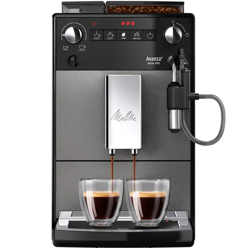 Kaffeevollautomat mit Mahlwerk in einer modernen Küche