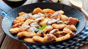 Kaiserschmarrn mit Puderzucker und Apfelmus