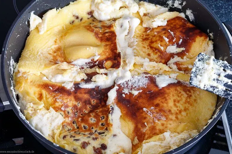 Kaiserschmarrn Teig ausbacken - www.emmikochteinfach.de