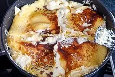 Kaiserschmarrn wird in der Pfanne geviertelt und weitergebacken.