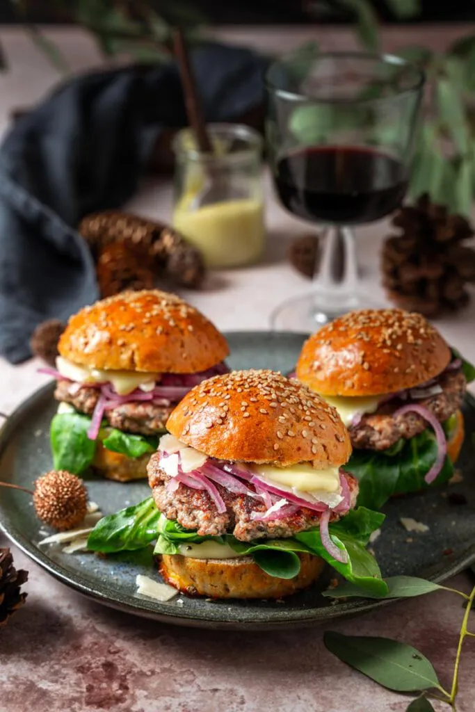 Kalbsburger mit Trüffelmayonnaise und Feldsalat