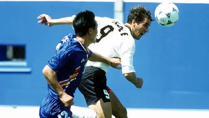 Kalle Riedle im Luftduell, bekannt für seine Kopfballstärke