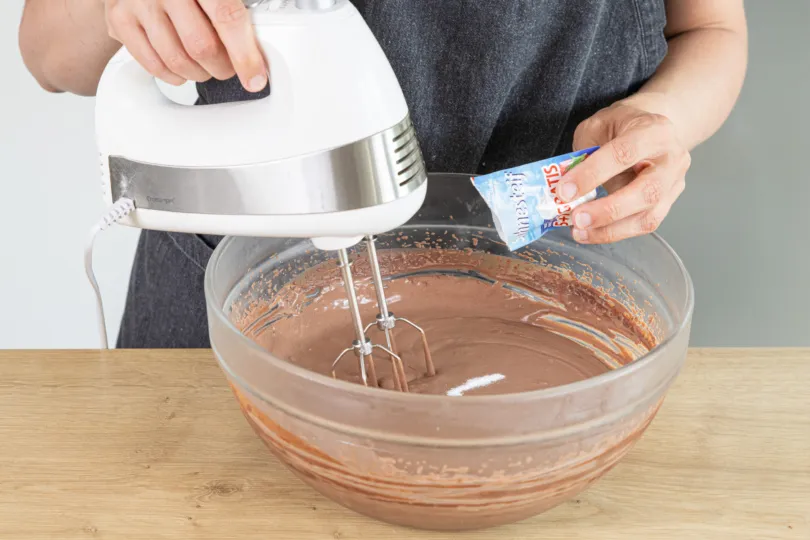 Kalte Schokosahne wird mit Sahnesteif aufgeschlagen