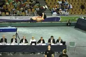 Kampfgericht des Team Turnens konzentriert sich auf die Bewertung einer Minitrampolin-Übung